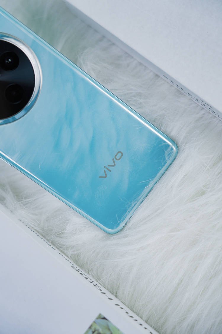 vivo Y300 Pro 上手一览金镶玉，一个非常适合夏天的颜色，蓝厂做玉石纹