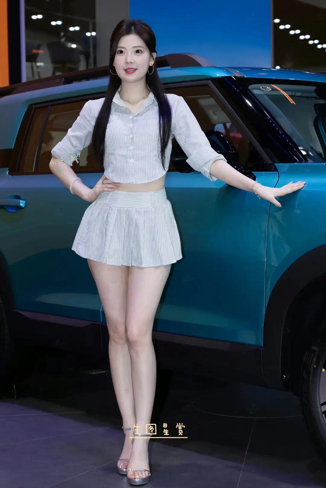 时尚少女与酷炫SUV的完美搭配，尽显青春活力！🚗💃🏻春晓[给力]
