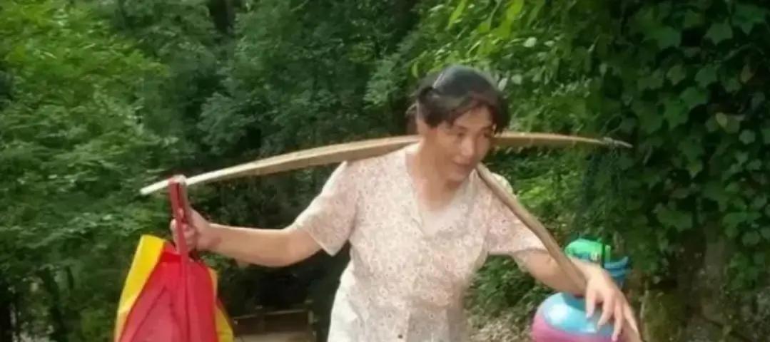 她挑断50根扁担，跪遍全村借不到一分钱，却把三个孩子"挑"进了大学。

见过人心