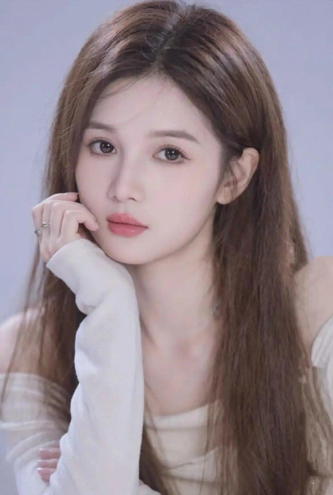 我拿着照片去问家里会看面相的阿婆，想知道左一这面相咋样。阿婆盯着照片琢磨半天，慢