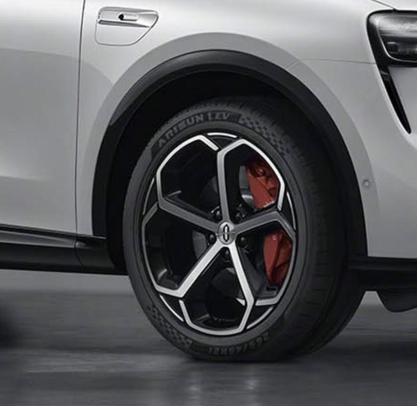 这梅花轮毂，确实挺好看的。 