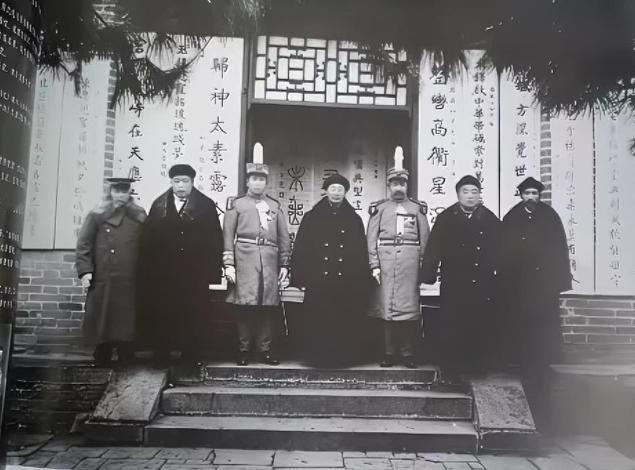 1920年，山东曲阜，孔府接到死讯：衍圣公死在京城，小妾肚子里那个要是闺女，孔家