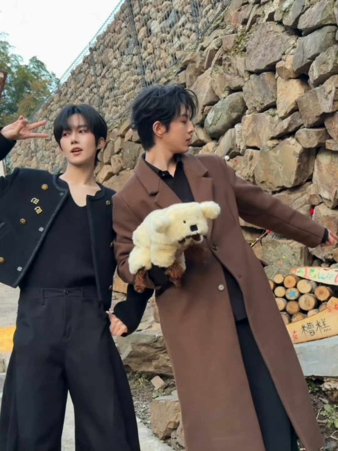 黄星邱鼎杰开工合照 开工第一天，黄星邱鼎杰发合照，而且是卡09：09发的⏰ 