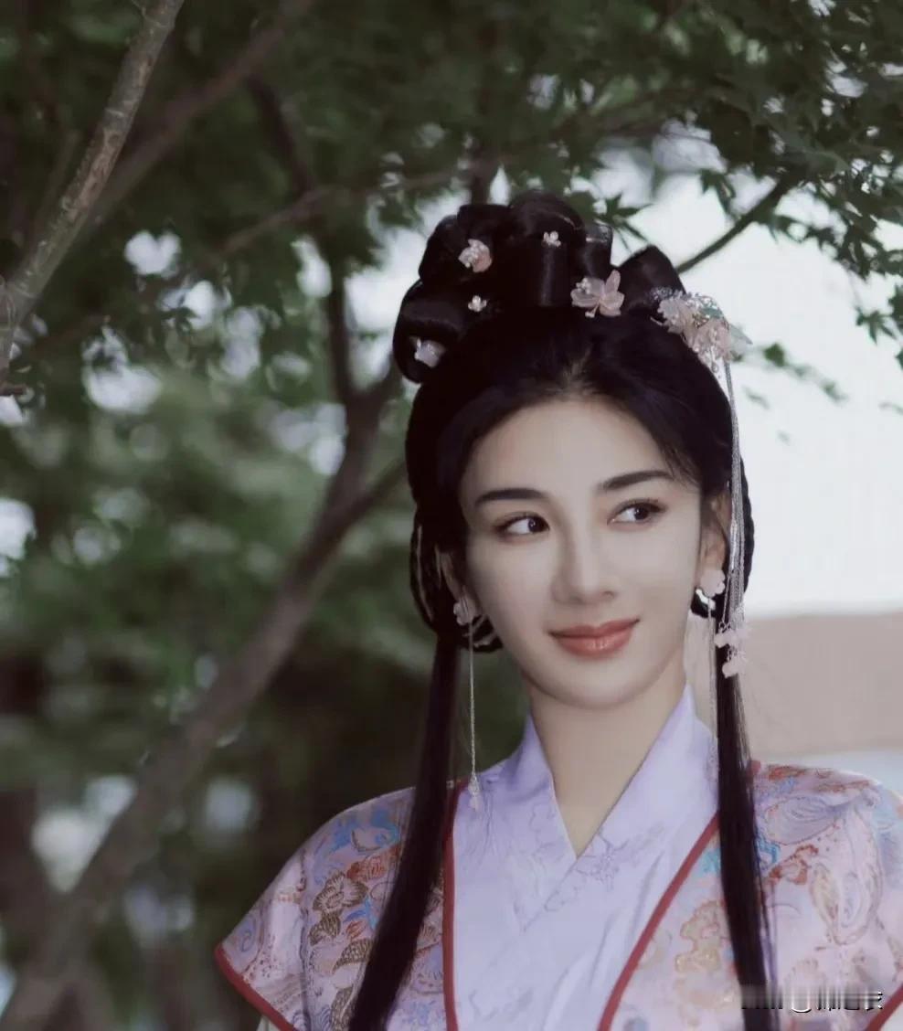 很喜欢黄奕饰演的李玉湖，一般来说我如果很喜欢某个角色，那我大概率会对演员很有好感