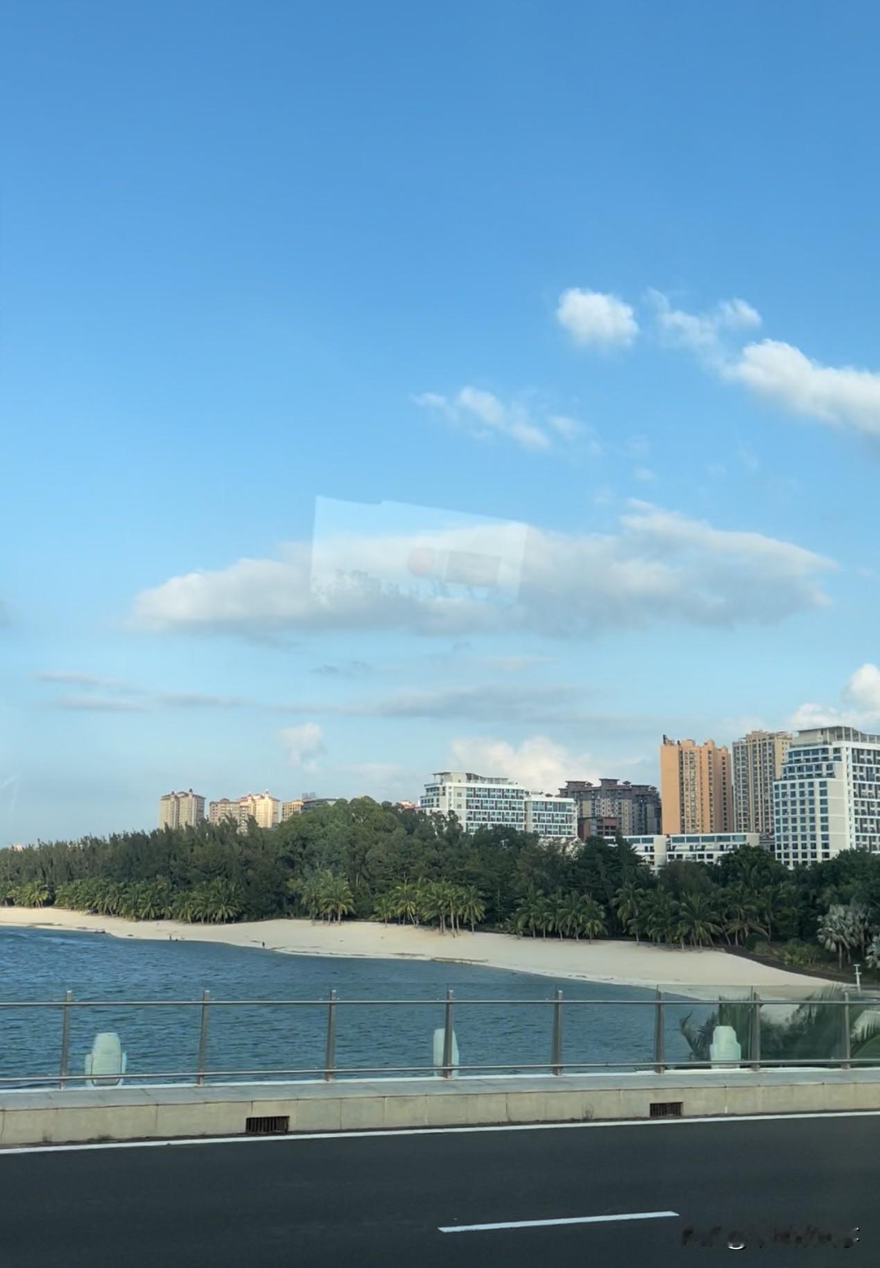 家人们谁懂啊！昨天在海边公路上随手拍的这张图，直接美到我失语！

湛蓝的天空像被