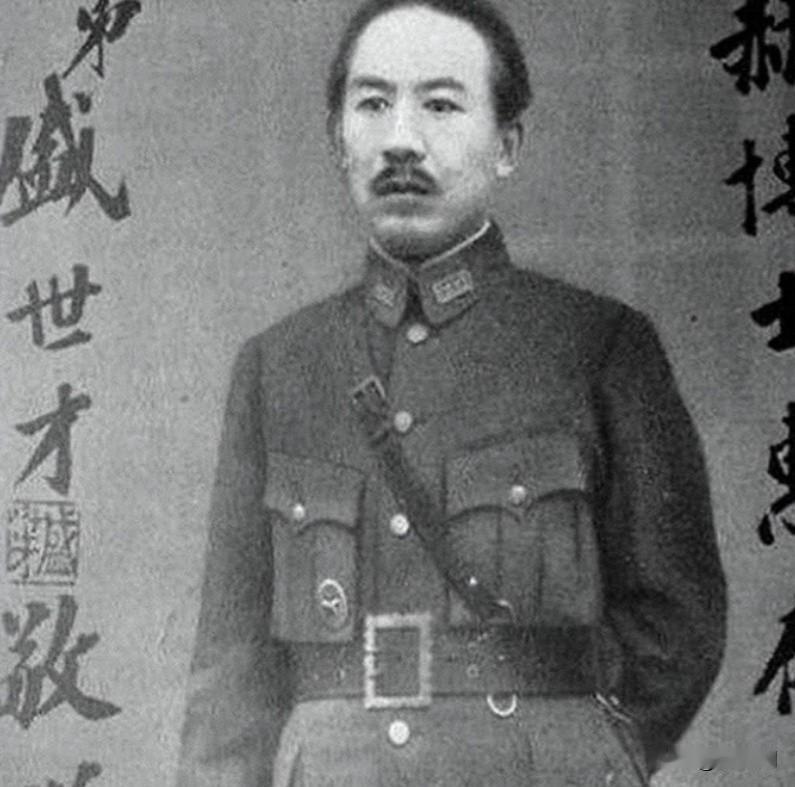 1943年，盛世才杀害毛泽民。六年后岳父一家11口被灭门，墙上八个血字：十年冤仇