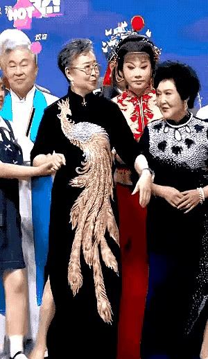 80多岁了，争个C位还能把动作做得这么“顺手”，这画面真是让人一眼看明白了。
说