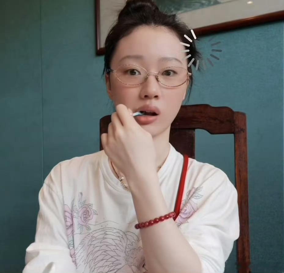 单依纯好软糯的粤语 不得不说这个单依纯的粤语真越来越是那味了，完全是语言天才来的
