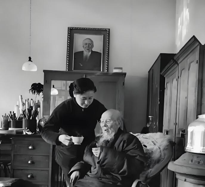 1926年，齐白石在北京刚买下个四合院，正缺个守门的。前清老太监尹春如找上门，拍