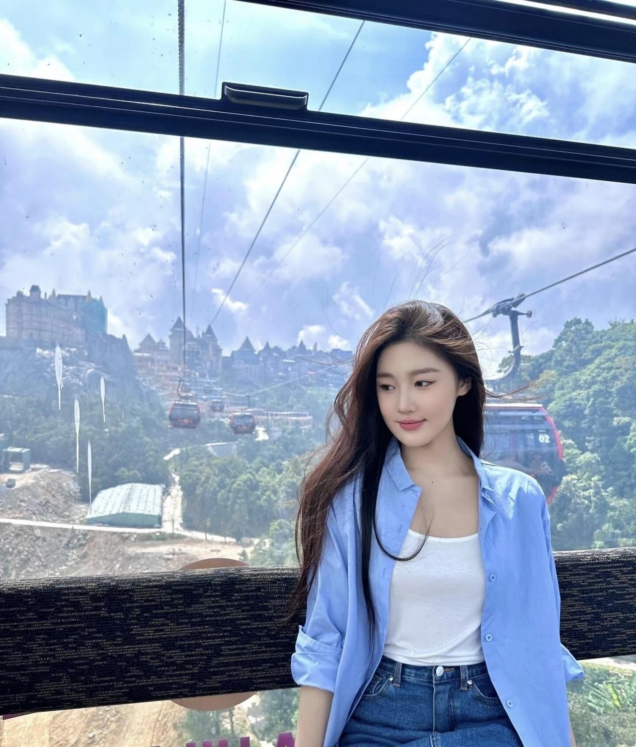 少女心满满的一天，缆车上的风景美如画！🌿🚡️