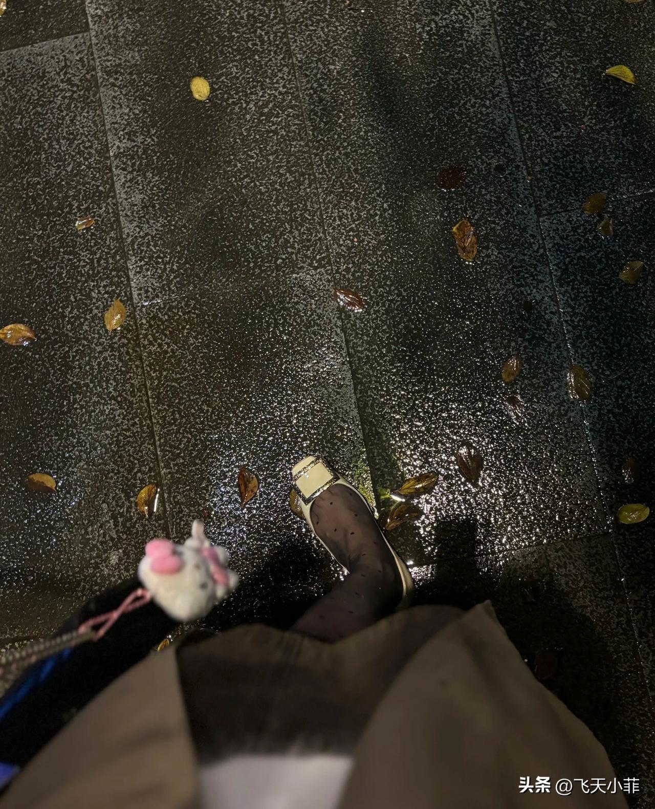 当空姐遇上台风天[微风]
今天休息，遇上台风前夕的平静[比心]
和同事开心滴约个