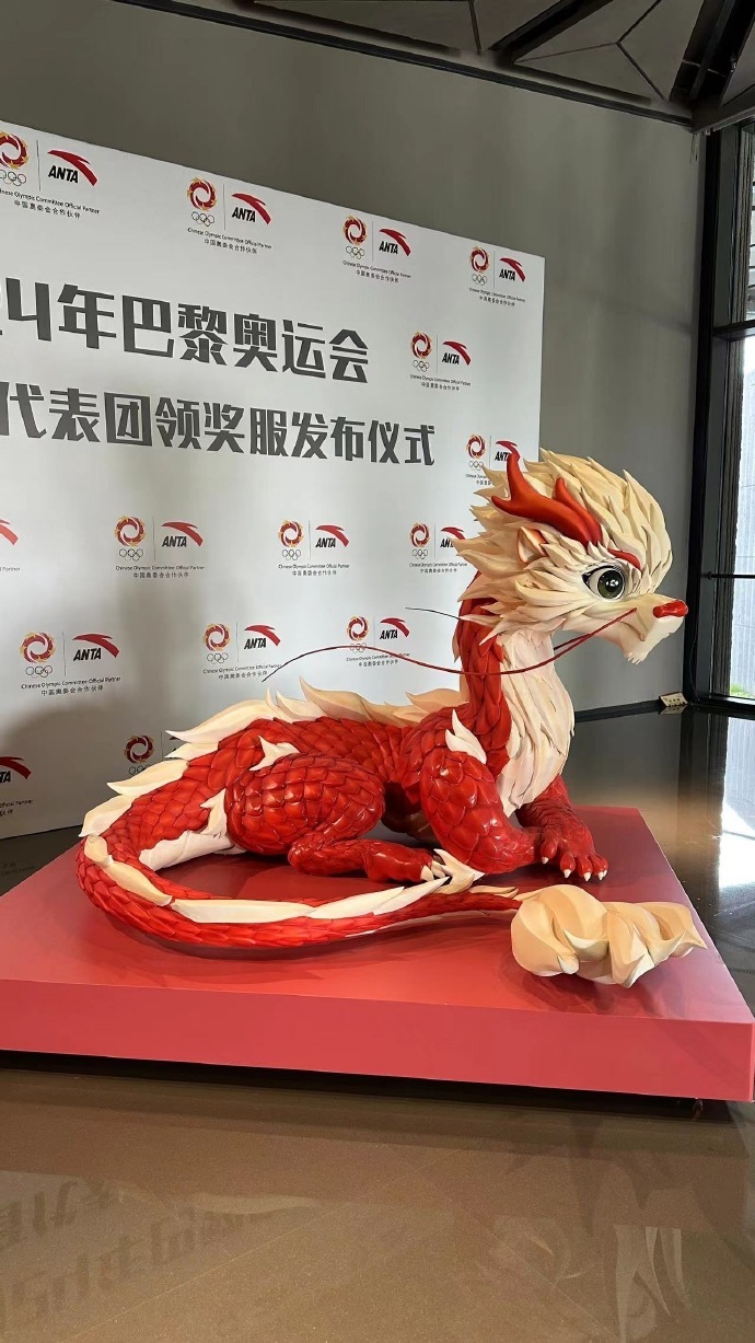 #张艺谋新作灵龙# 有龙则灵！期待我们的奥运健儿们圆梦巴黎，出征服装果真是太酷了