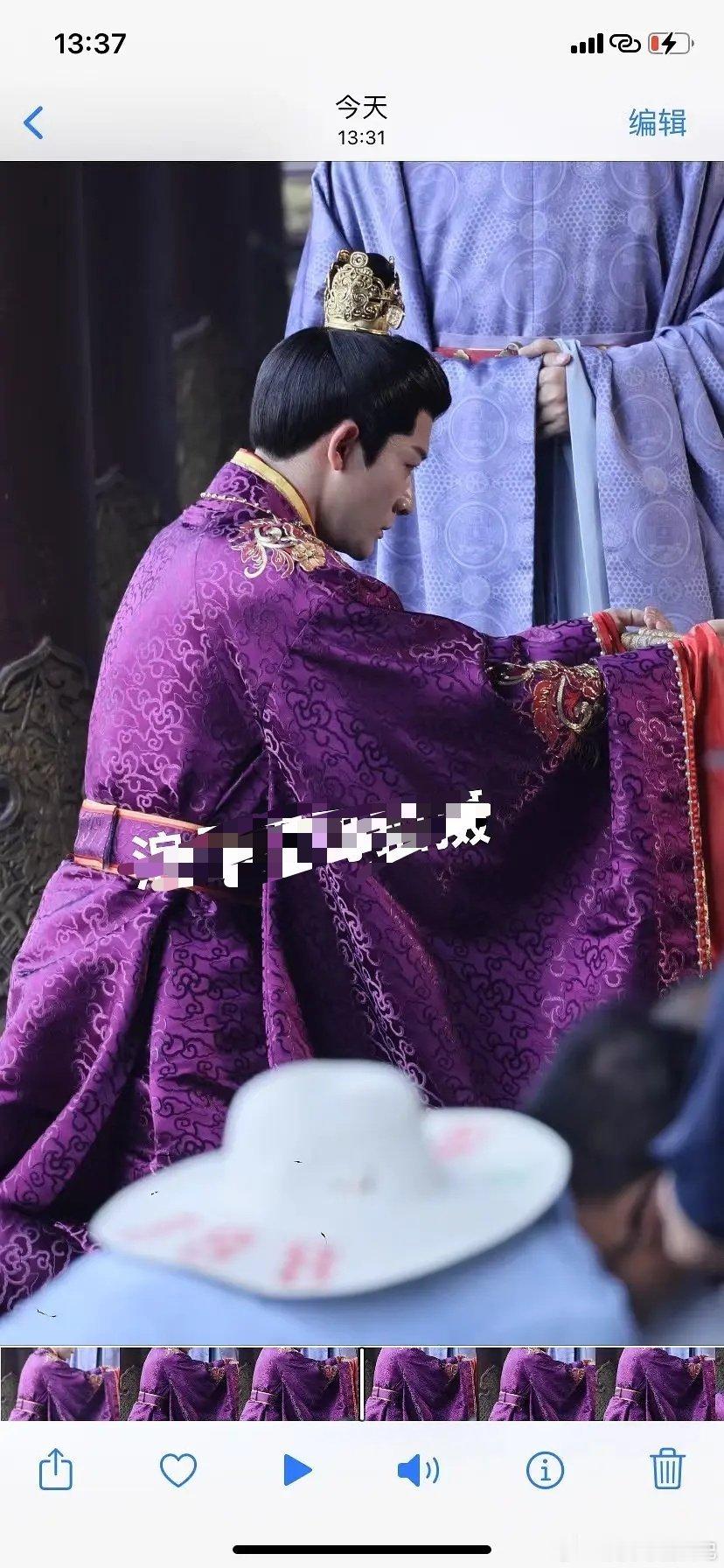 穿的像徐福记酥心糖 ​​​