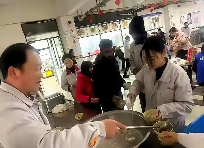 印度人也是十分喜欢中国的饮食，所以去到一些工厂也是能够很快的适应。印度人本来也是