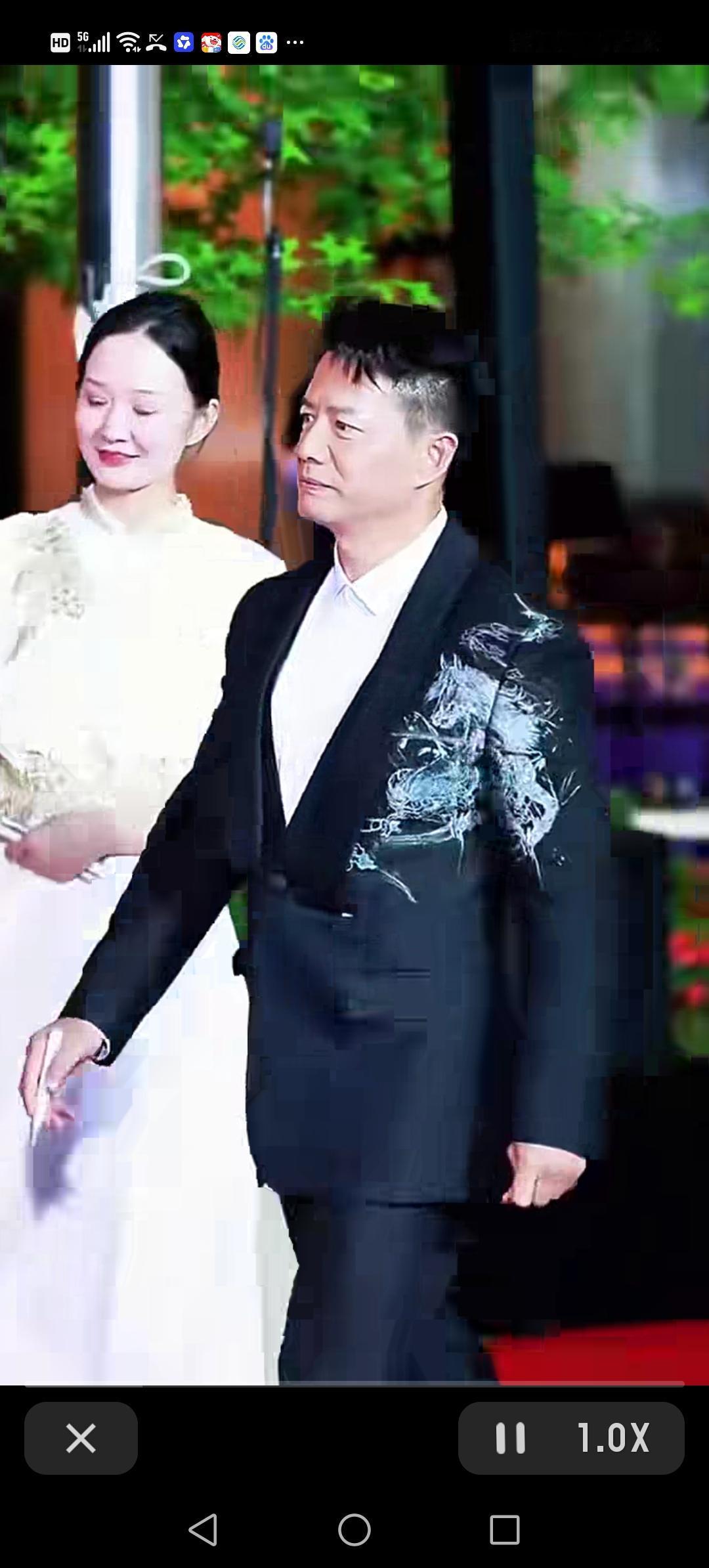 穿的这么帅气，签名这么潇洒，这是谁呀！有认出来的吗！