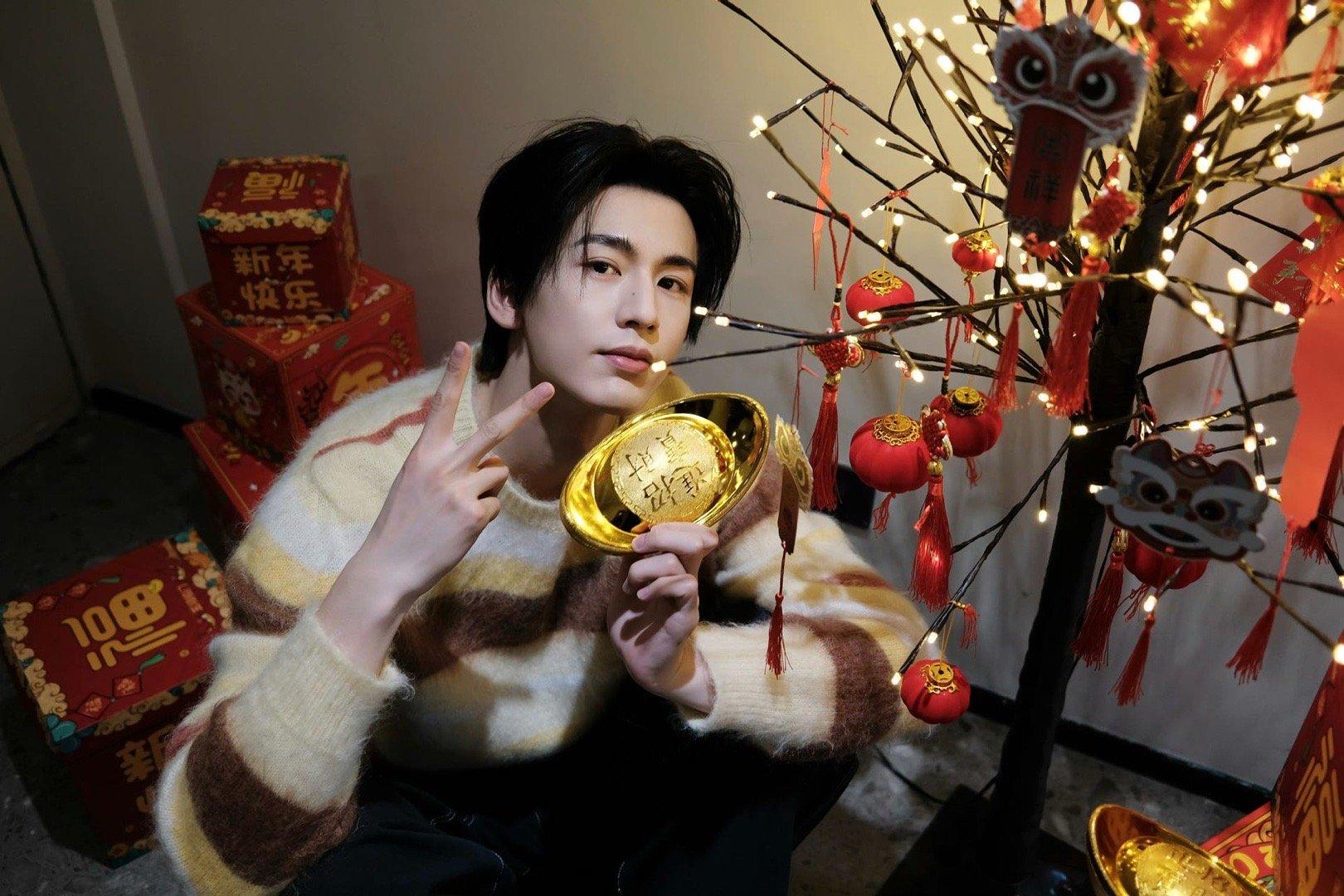 #差点以为张凌赫宋威龙同居了#先后晒出新年居家图，有眼尖的网友发现两位帅哥的发财