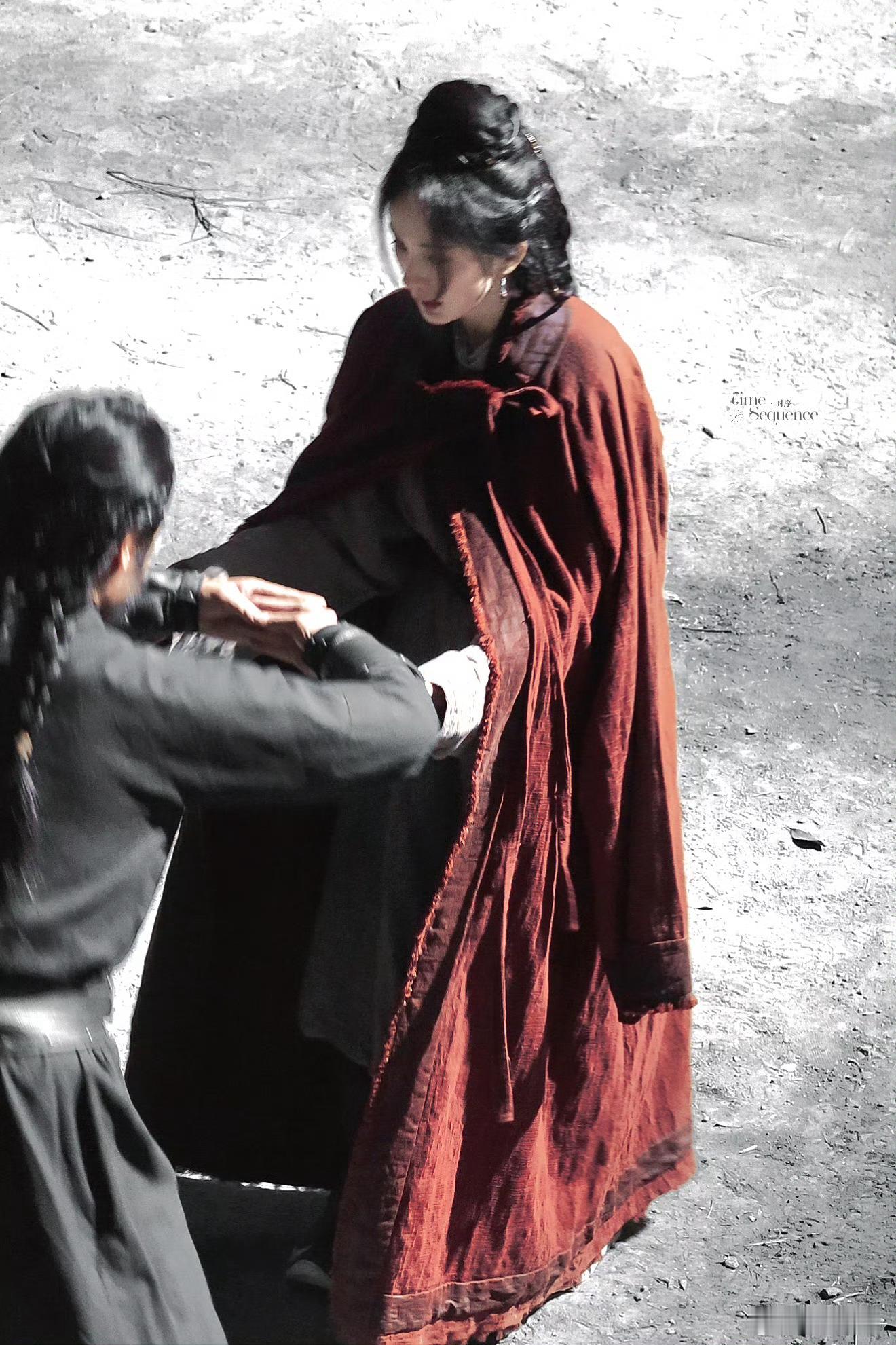 还以为是杨幂早期以为是杨幂早期最近刷到《江山大同》的路透，杨幂穿着红色麻布披风站