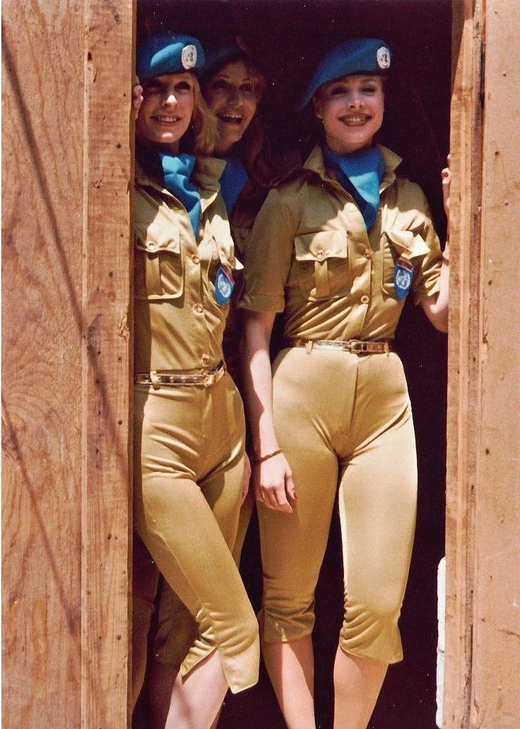1980 年，荷兰女子乐队 Babe 的成员探访黎巴嫩的荷兰维和部队。...