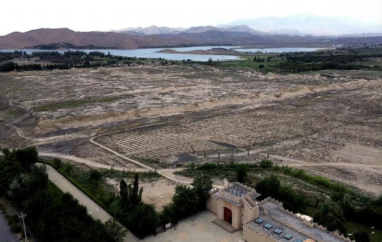 盛唐边塞诗人岑参，写尽了西域的风光。岑参既到过安西都护府，也到过北庭都护府。沅汰