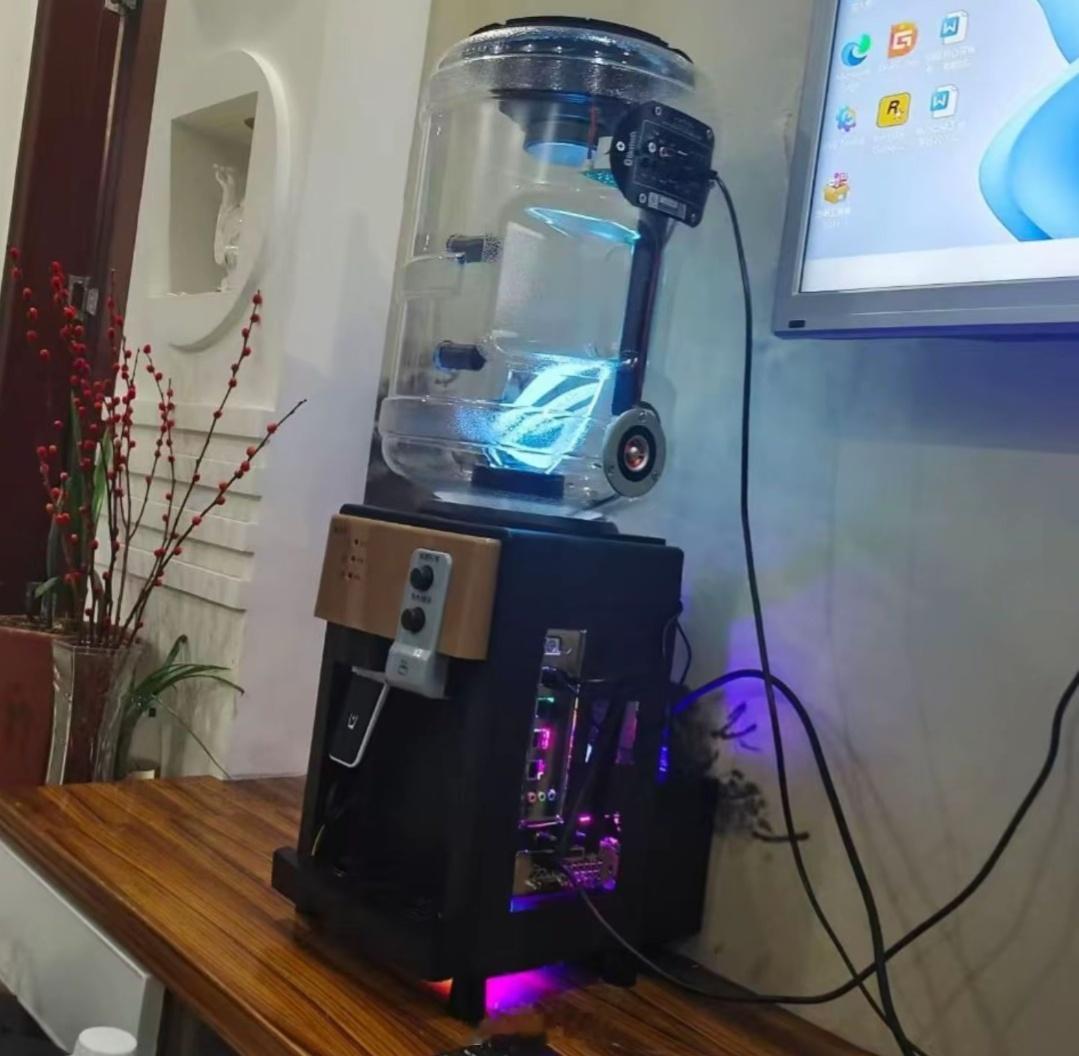 网友用饮水机改装的电脑，上面是水桶音响，下面是主机
