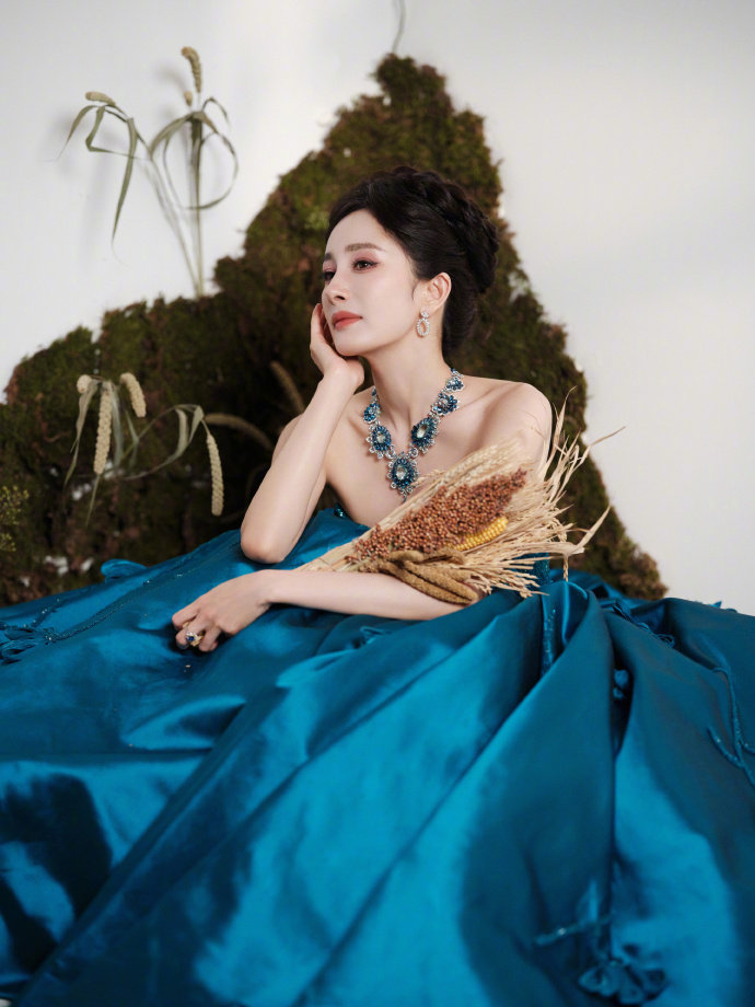 杨幂孔雀公主造型 杨幂一席蓝裙，优雅的像孔雀公主一般，幂幂好美 ​杨幂女王提裙 