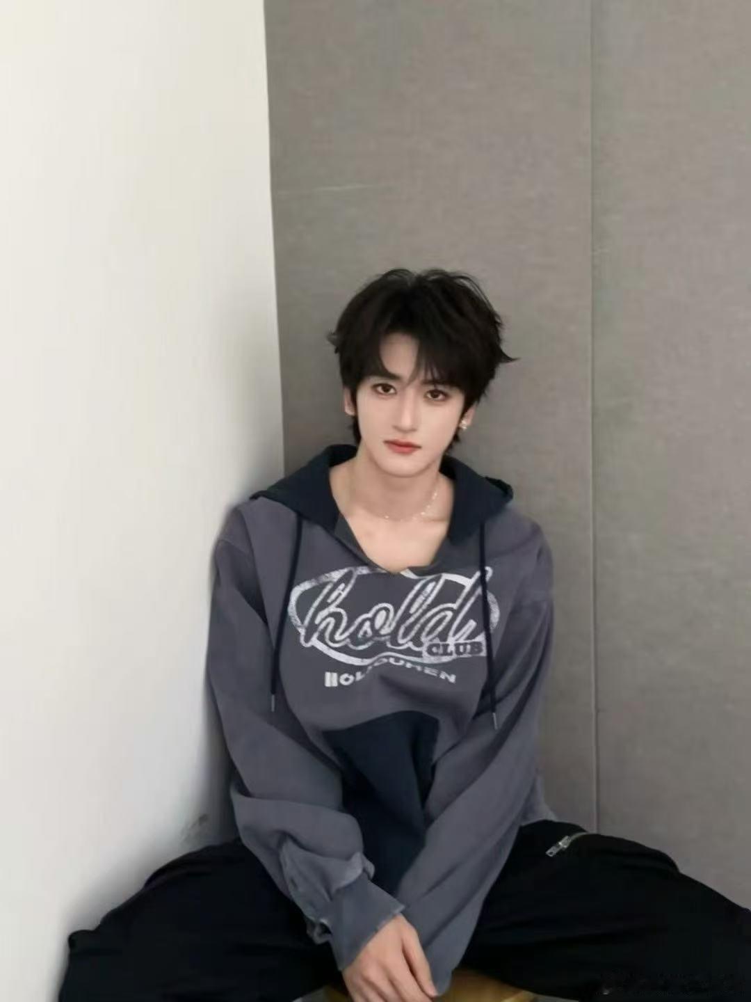 邓佳鑫周深能不能把合作当个事办 我真的会被邓佳鑫的执着打动，每次采访必提和周深的