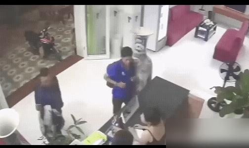女子丝毫不慌，男子也非常淡定，可背包的这位客人心里慌张了。说实话，看这场面我第一