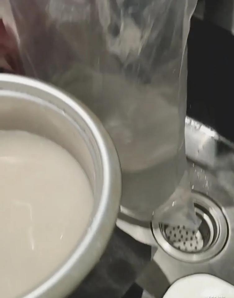 分享城市新鲜事回长春晚餐，必须是桦树原汁焖饭啊！不花钱来的，就是用得这么豪横！