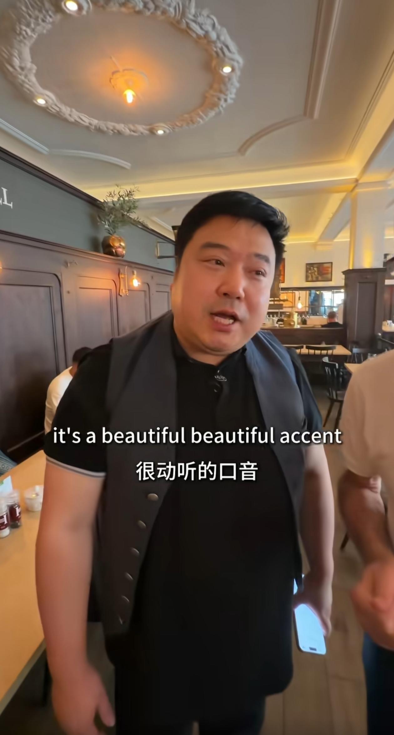 中国有位瑞哥，英语说得十分流利，口音与特朗普极为相像，表情动作也如出一辙，常把老