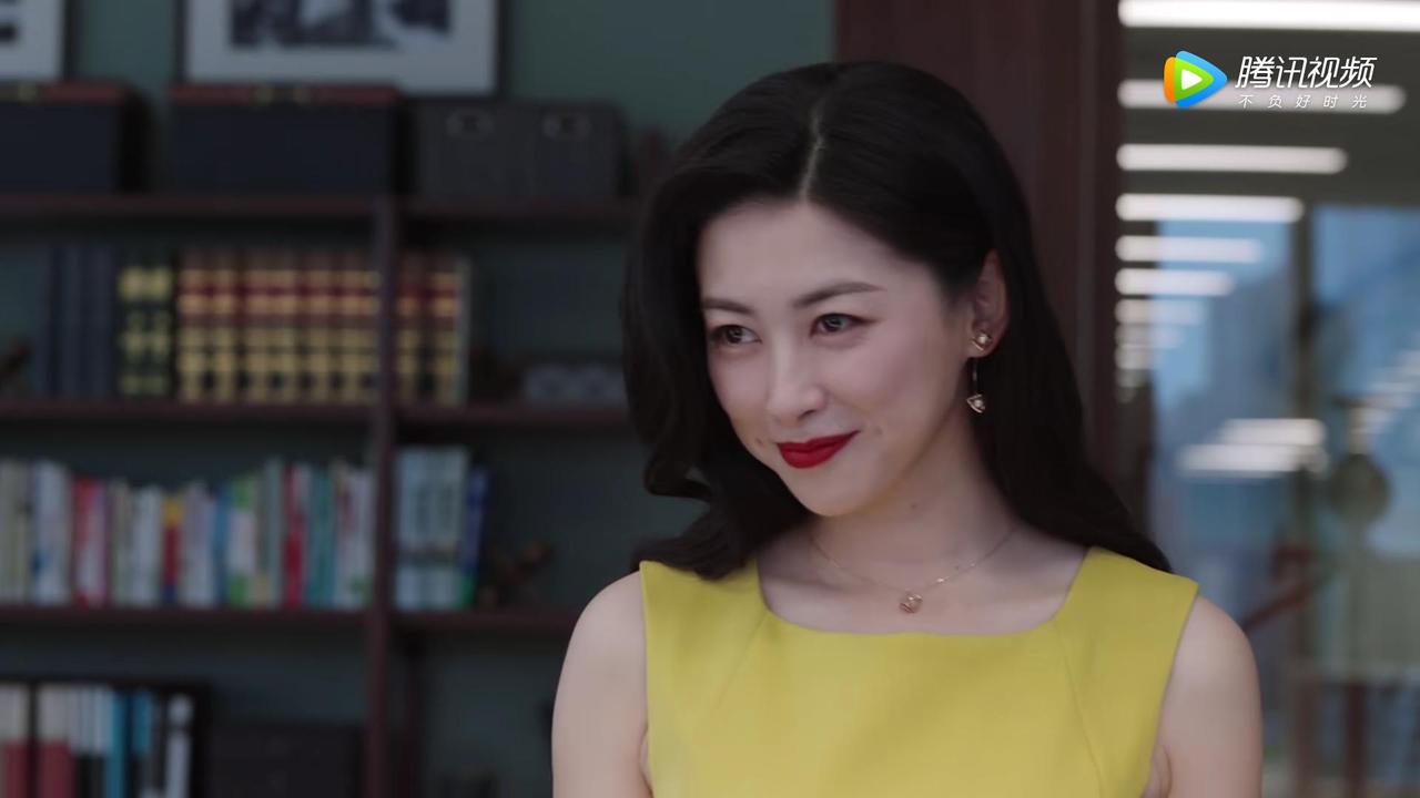 朱珠的颜值巅峰我认为是在
《精英律师》她扮演的栗娜
她与著名演员靳东合作。

朱