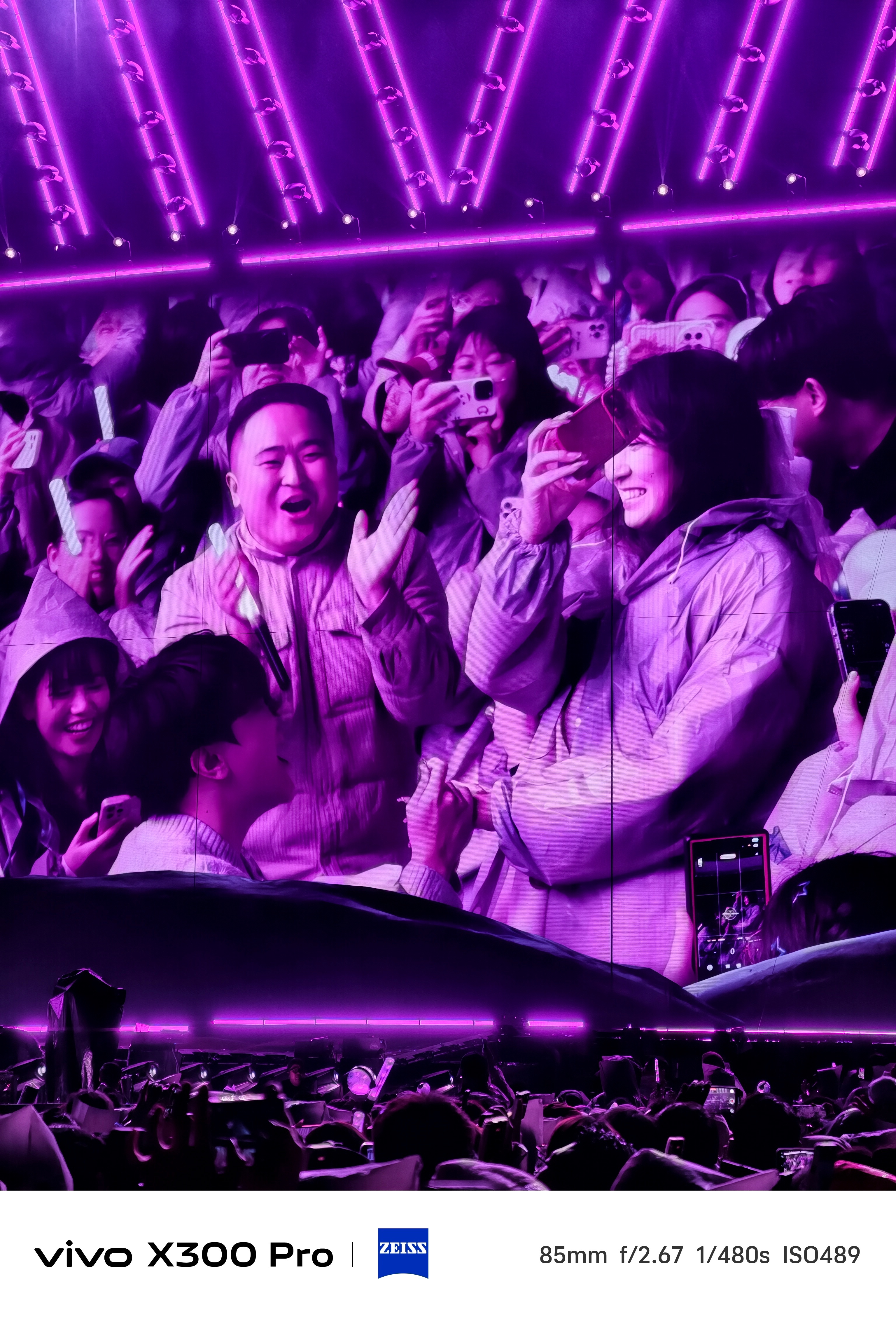 还是得去人多的地方，感受下热闹。 求婚，似乎已经成为演唱会的常规环节，不完全统计