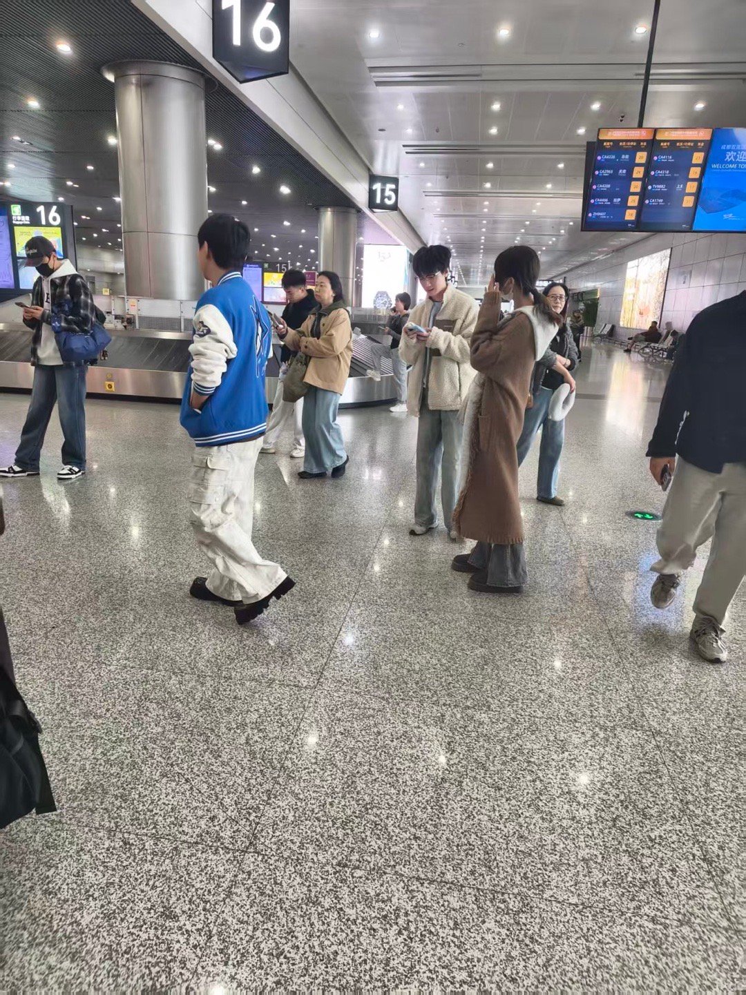 加妹在成都机场偶遇了宝蓝 xiye 瞳夕[兔子][羞嗒嗒]大家都这么早就启程出发