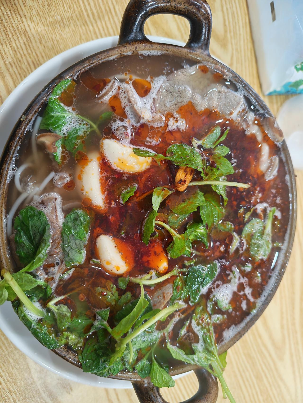 【镇雄砂锅羊肉米线】云南镇雄的砂锅羊肉米线，是云南米线界中一种独特的存在，它没有