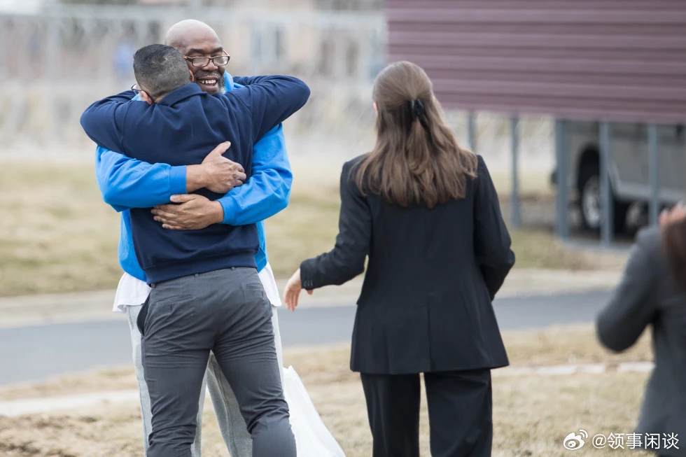【底特律一名男子因1999年一起谋杀案被一名不法警察胁迫认罪，现已出狱】[美国冤
