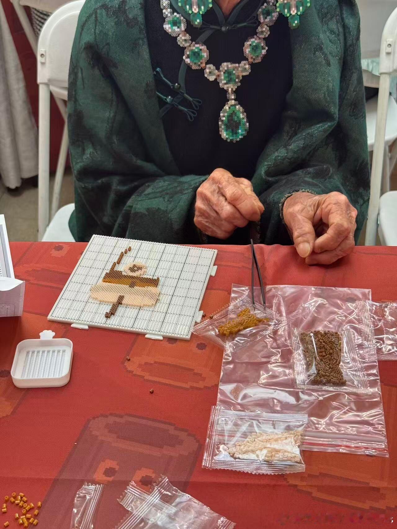上海爷奶把拼豆戴成高定了上海老辈子拼起豆来没轻没重 别小看上海爷奶的战斗力！拼起