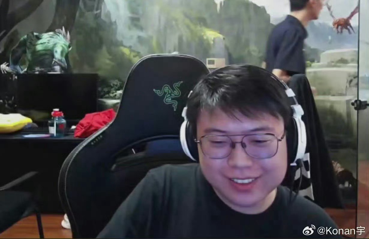 查理斯锐评张雪峰去世一事“我说句实话，我对这种专门赚女人钱的人是有一种歧视感的，