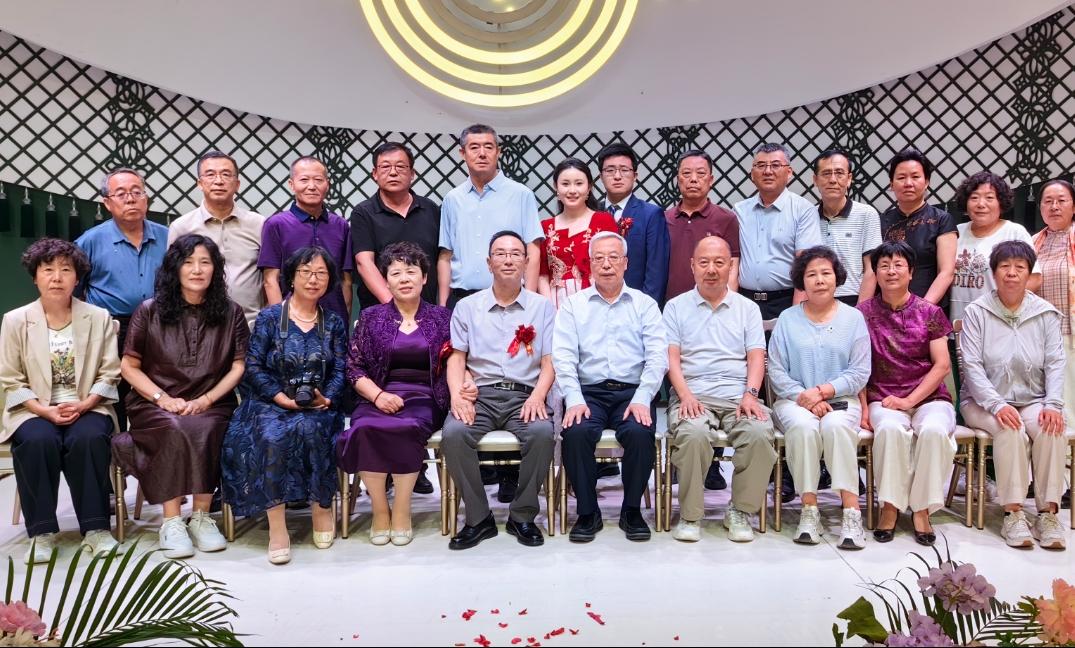 一个星期的呼和之行结束了，昨天下午回到扬州，这次趁着老同学孩子结婚的机会，和老师