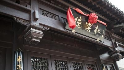 郭德纲做对了一件事：把相声从博物馆里拽出来，扔进夜市烧烤摊。
他让徒弟对着台下喊