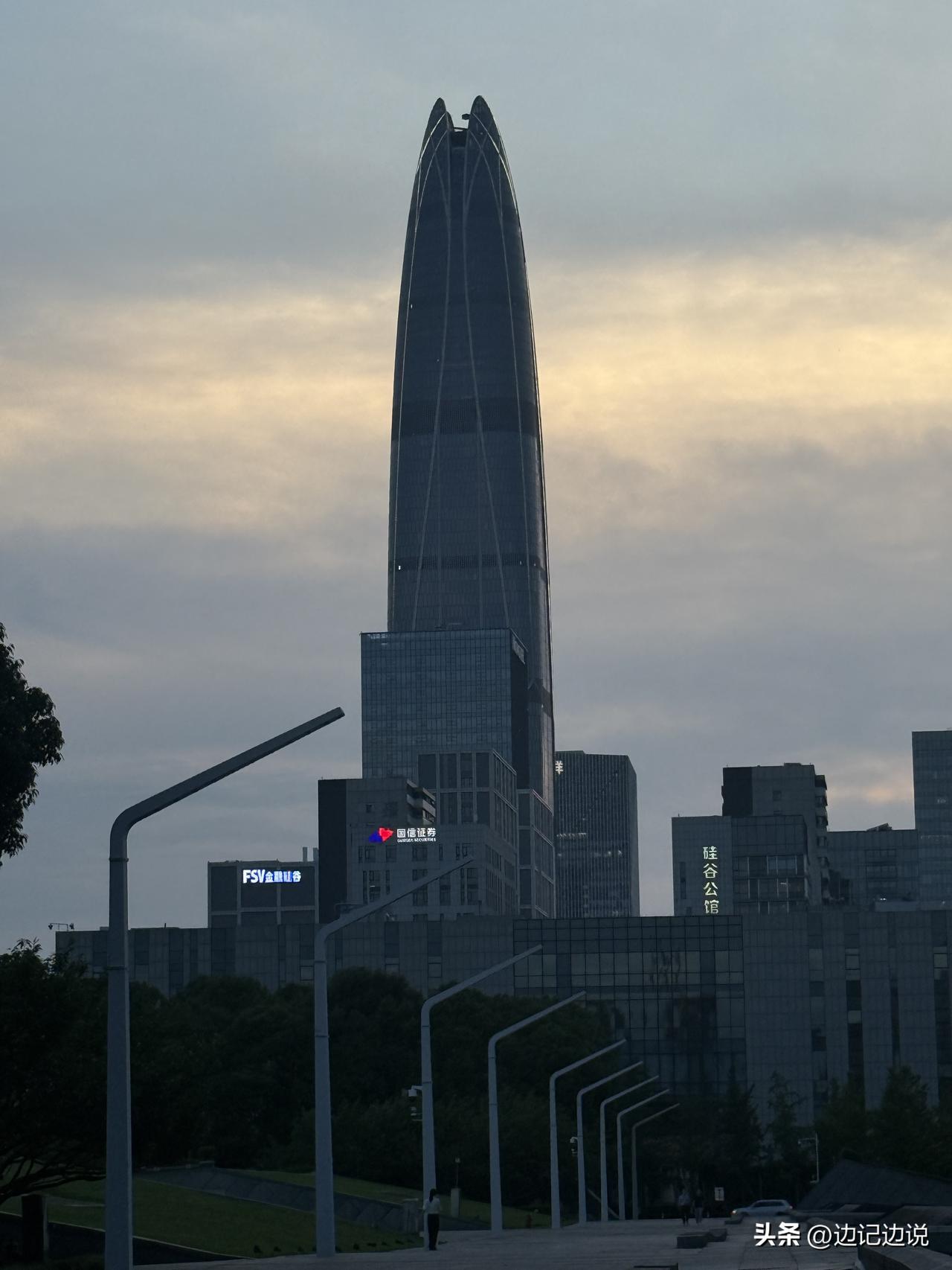 没钱的男人根本不知道女人能有多主动。你以为女人天生矜持、害羞，不会主动追求男人，