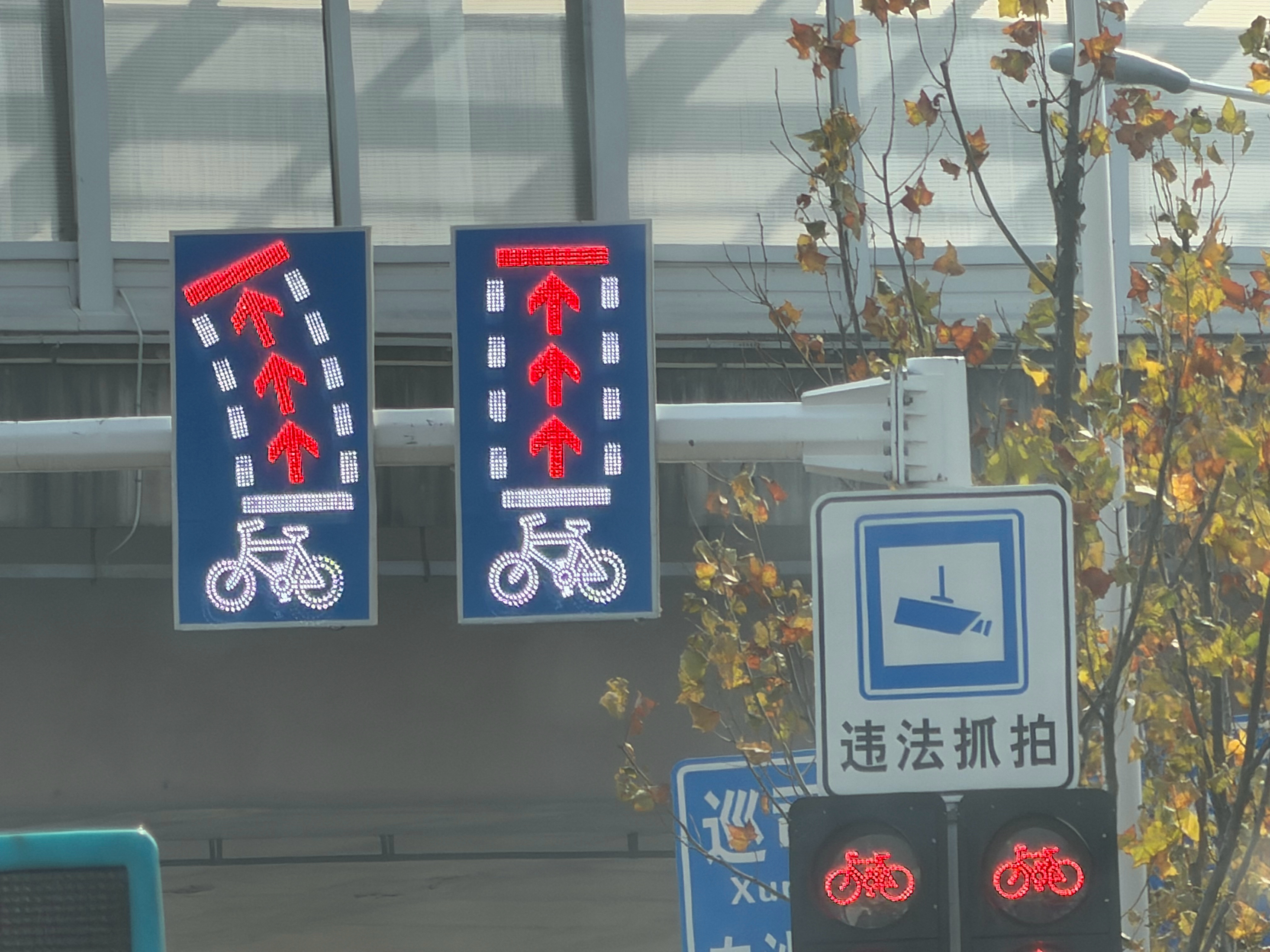 武汉的交通指示牌，我发现泛化这个活真不是人干的，千城千种路牌╮(•́ω•̀)╭ 
