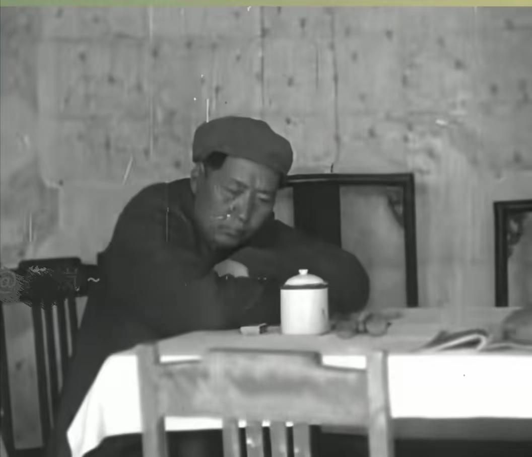 少见的珍贵，图片连续高强度工作极度疲劳的主席[心]