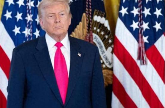 简直离谱到家了，特朗普卯足了劲要把全球最大岛屿收入美国囊中，谁拦着就用关税大棒往