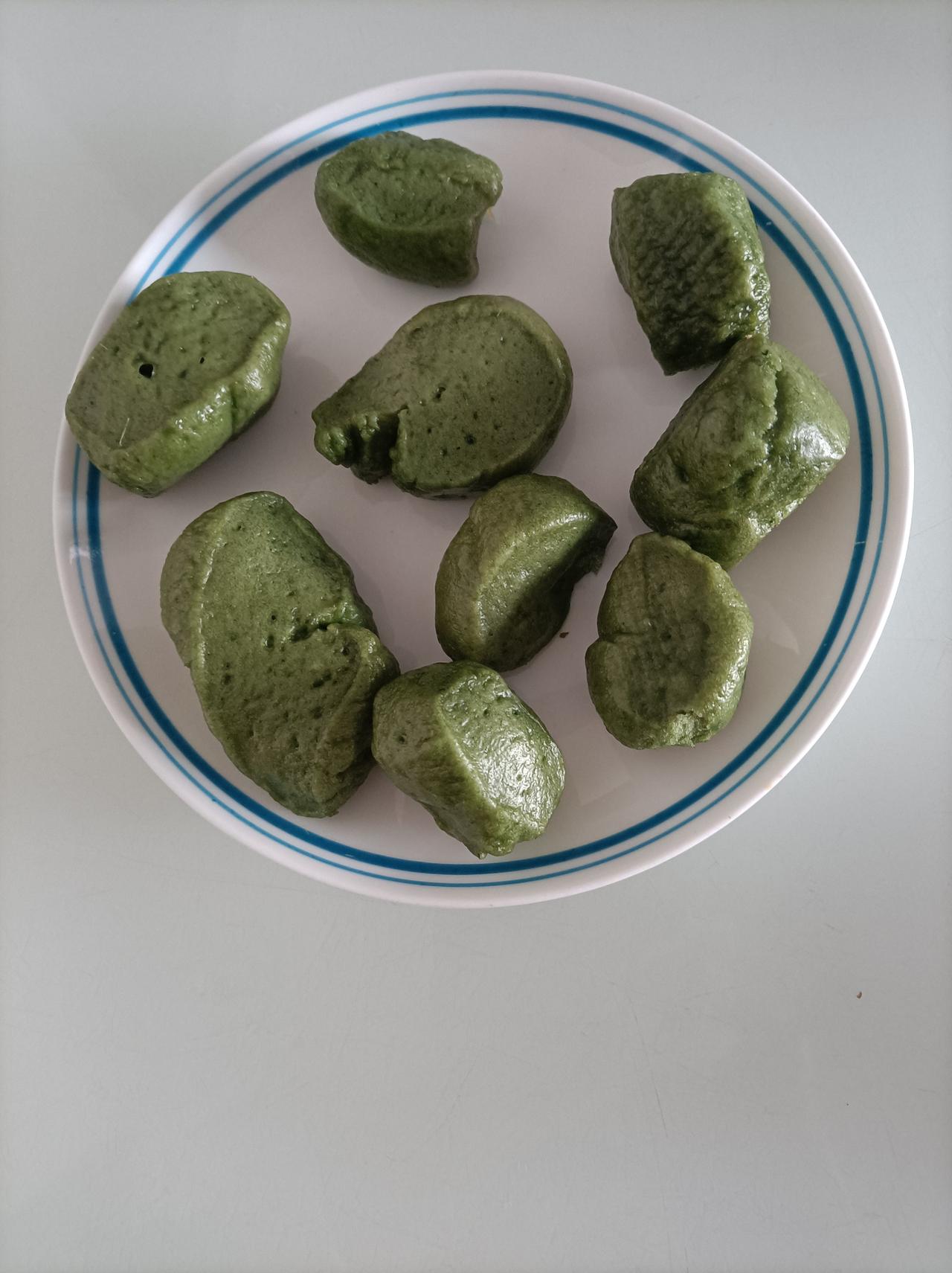 春日三餐打卡分享一下今日的早餐，青稞，家乡小笼包，还有牛奶！