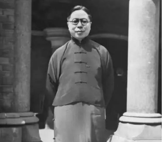 1952年，49岁省主席吴国桢赴蒋介石寿宴，吃下西湖醋鱼觉得发苦，妻子腹痛提前离