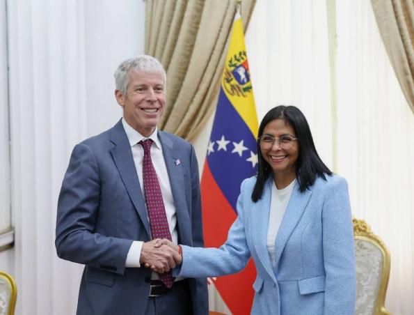 这才是一箭双雕

委内瑞拉那边，最近出了件大事。代总统把前总统的亲信全抓了，罪名