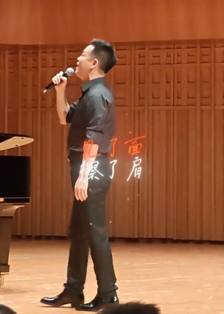 梦醒咧，迈回走不知道下站在哪天。擦了肩，身影后面风流云散。