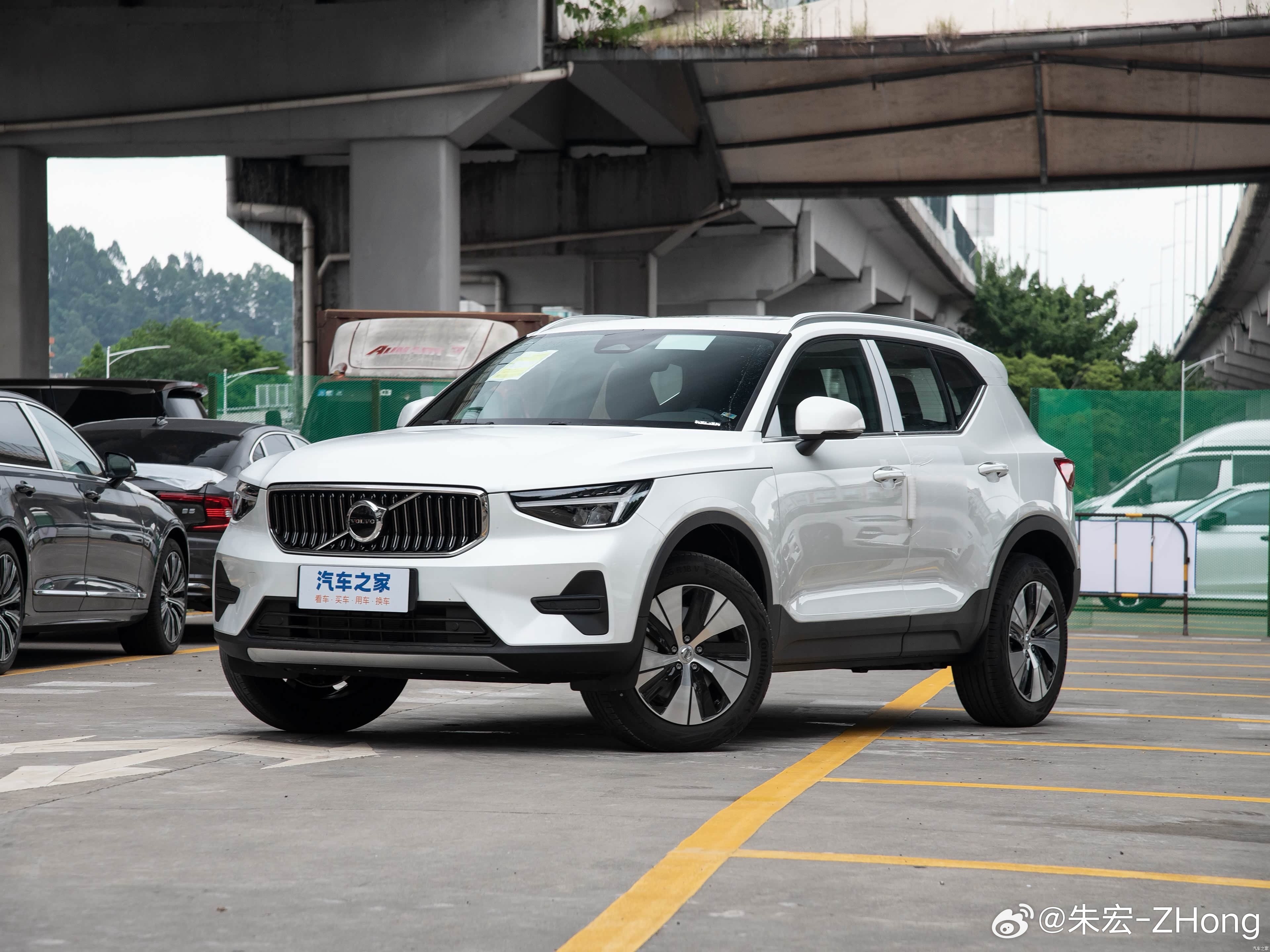 沃尔沃XC40 B3 2025款 白色指导价286800元全款148800元  