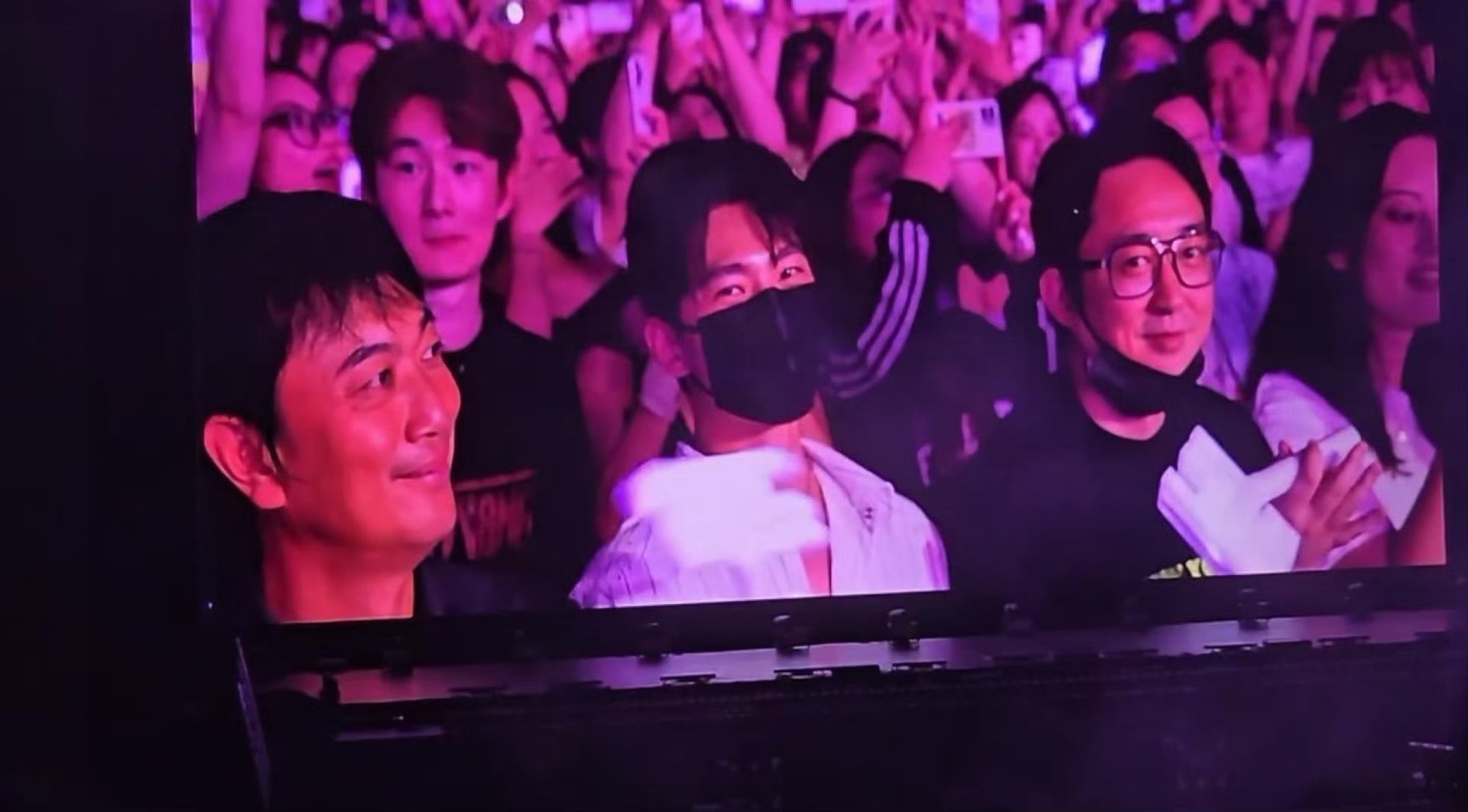 有网友在林俊杰演唱会上偶遇杨洋了。 ​​​