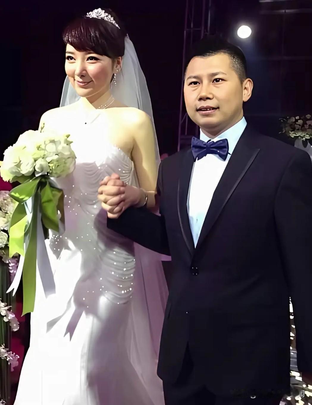 2013年，相声演员何沄伟与第三任妻子陈笛在北京举行婚礼的合影。陈笛为中国戏曲学
