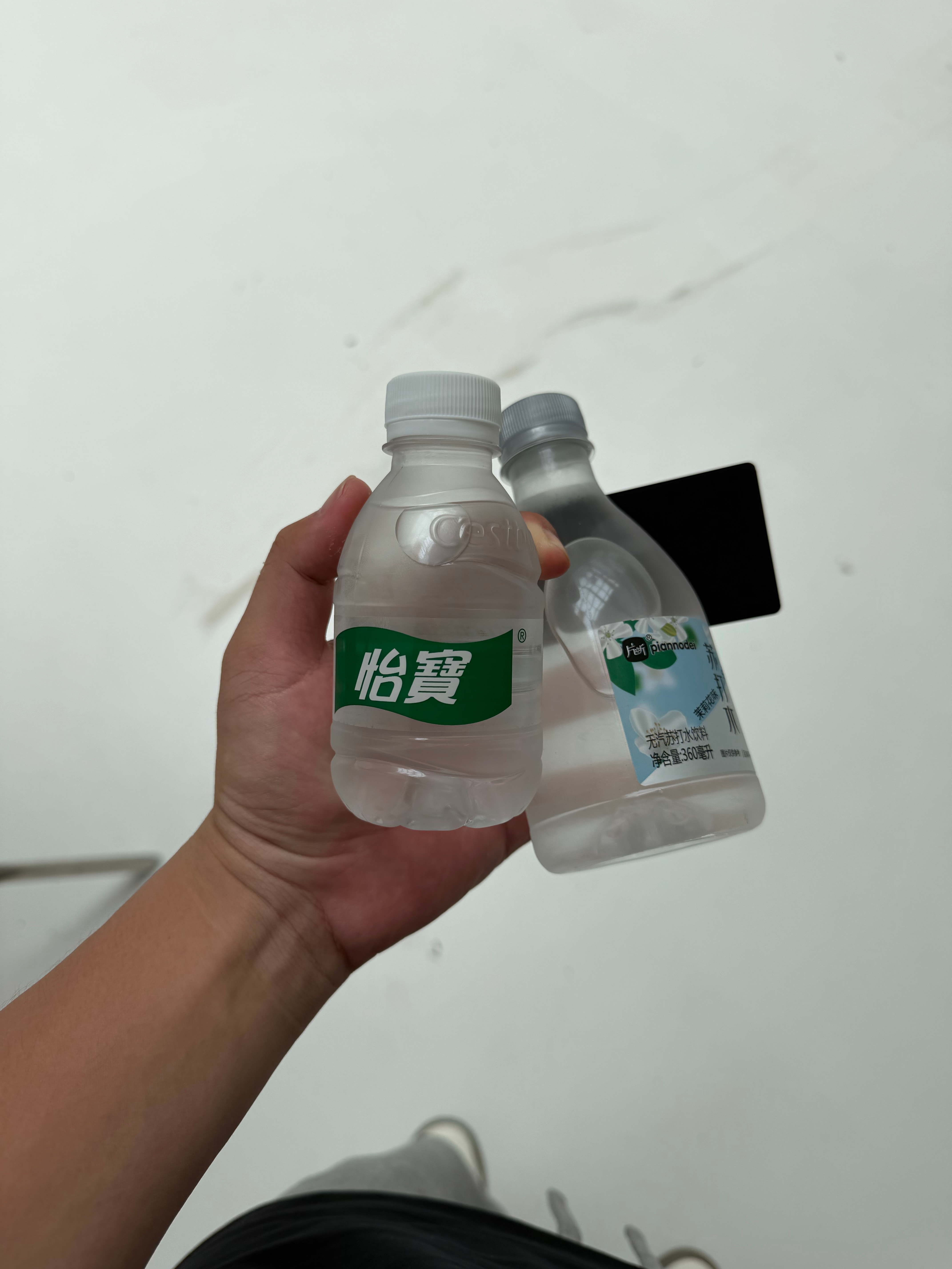 还没满月的怡宝就出来上班了 
